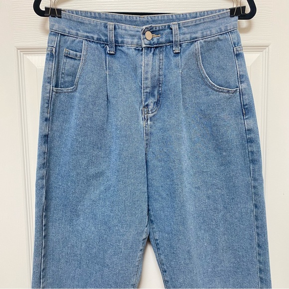 High Waisted Straight Leg Jeans with Pleating 5 Pockets - Picture 2 of 3